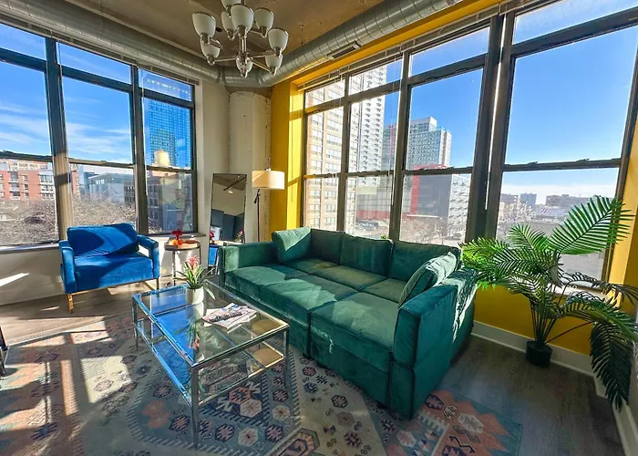 Bright 2Br Luxury Corner Suite With Optional Parking Sleeps 6 Guests Near Mccormick Place And Soldier Field