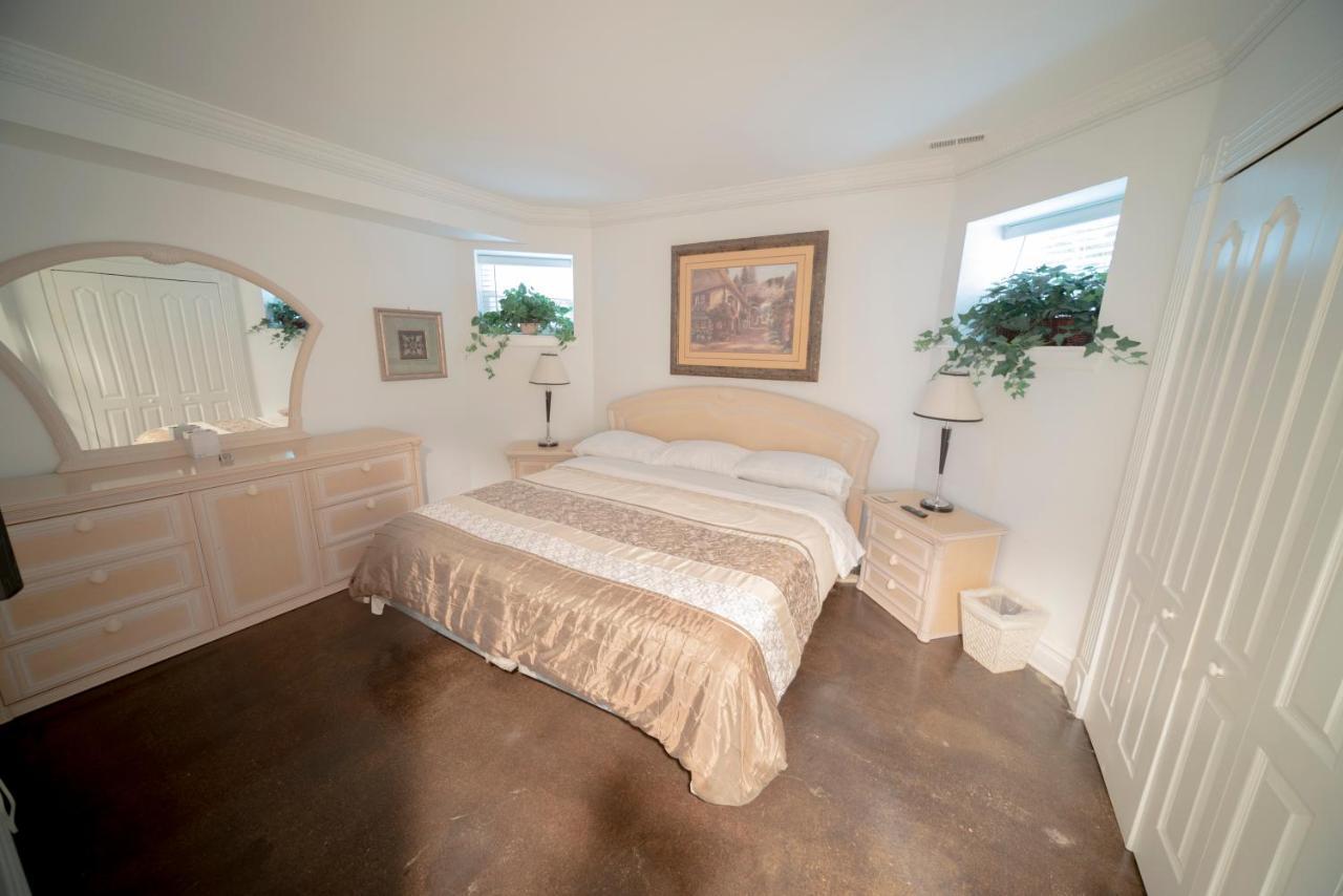 Inspiring Grotto Sleeps 10-20 Free Tv & Parking * Chicago