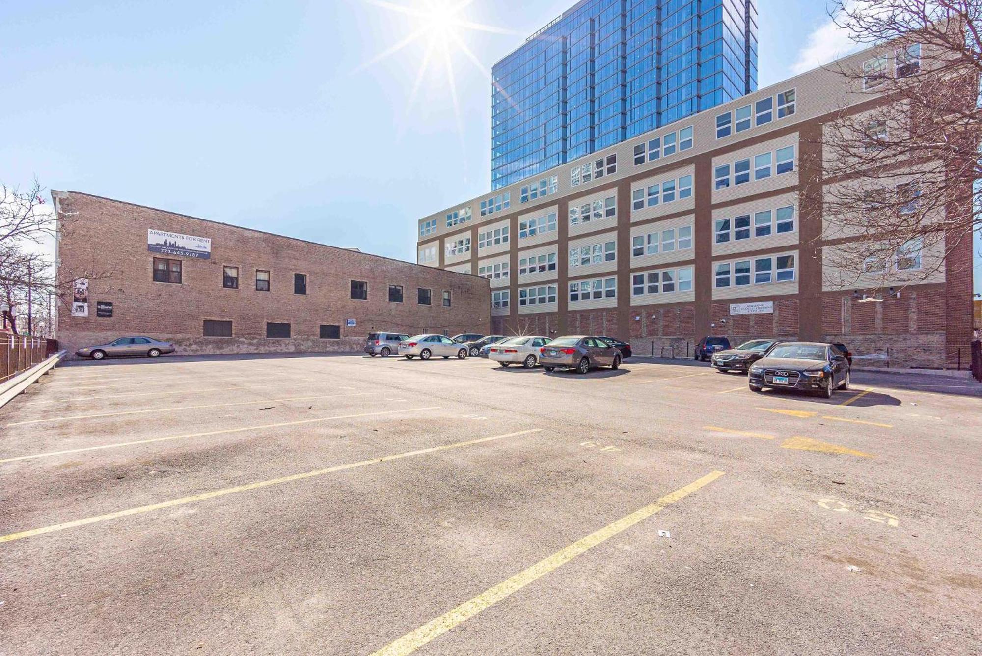 Bright 2br Luxury Corner With Optional Parking Sleeps 6 Guests Near Mccormick Place And Soldier Field Apartment
