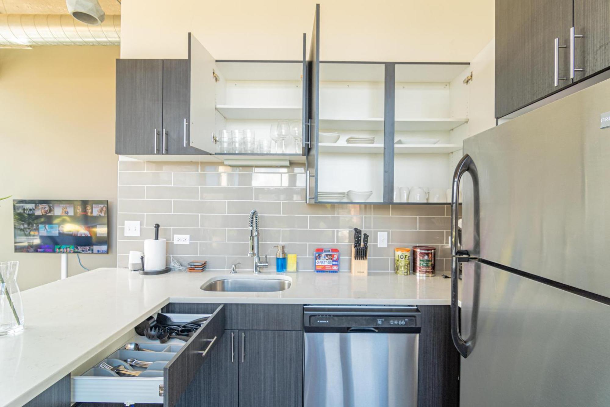 Bright 2br Luxury Corner With Optional Parking Sleeps 6 Guests Near Mccormick Place And Soldier Field Apartment *