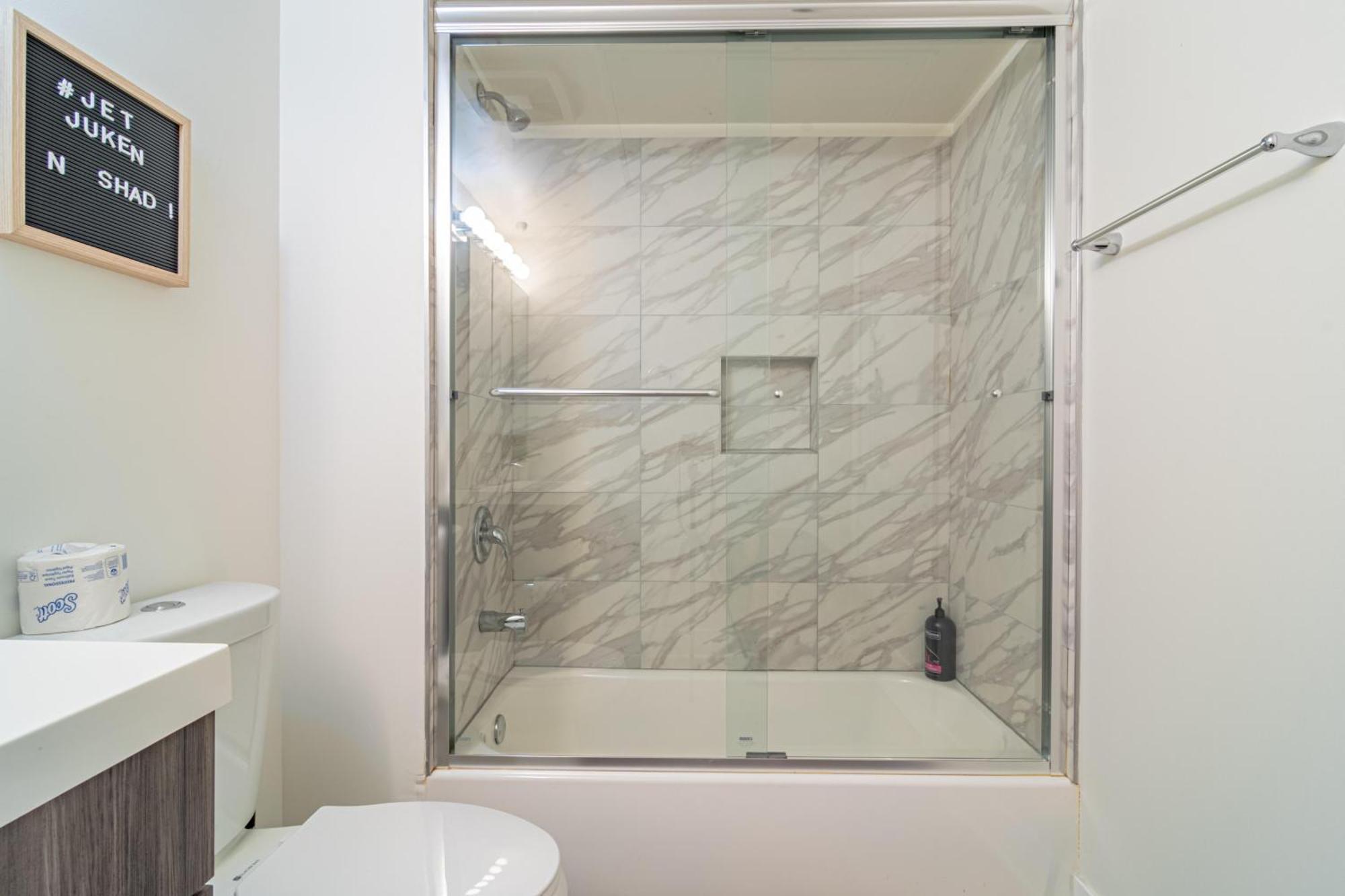 Bright 2br Luxury Corner With Optional Parking Sleeps 6 Guests Near Mccormick Place And Soldier Field Apartment