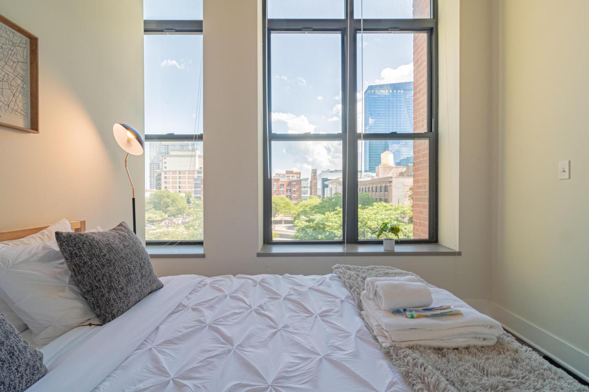 Bright 2br Luxury Corner With Optional Parking Sleeps 6 Guests Near Mccormick Place And Soldier Field *