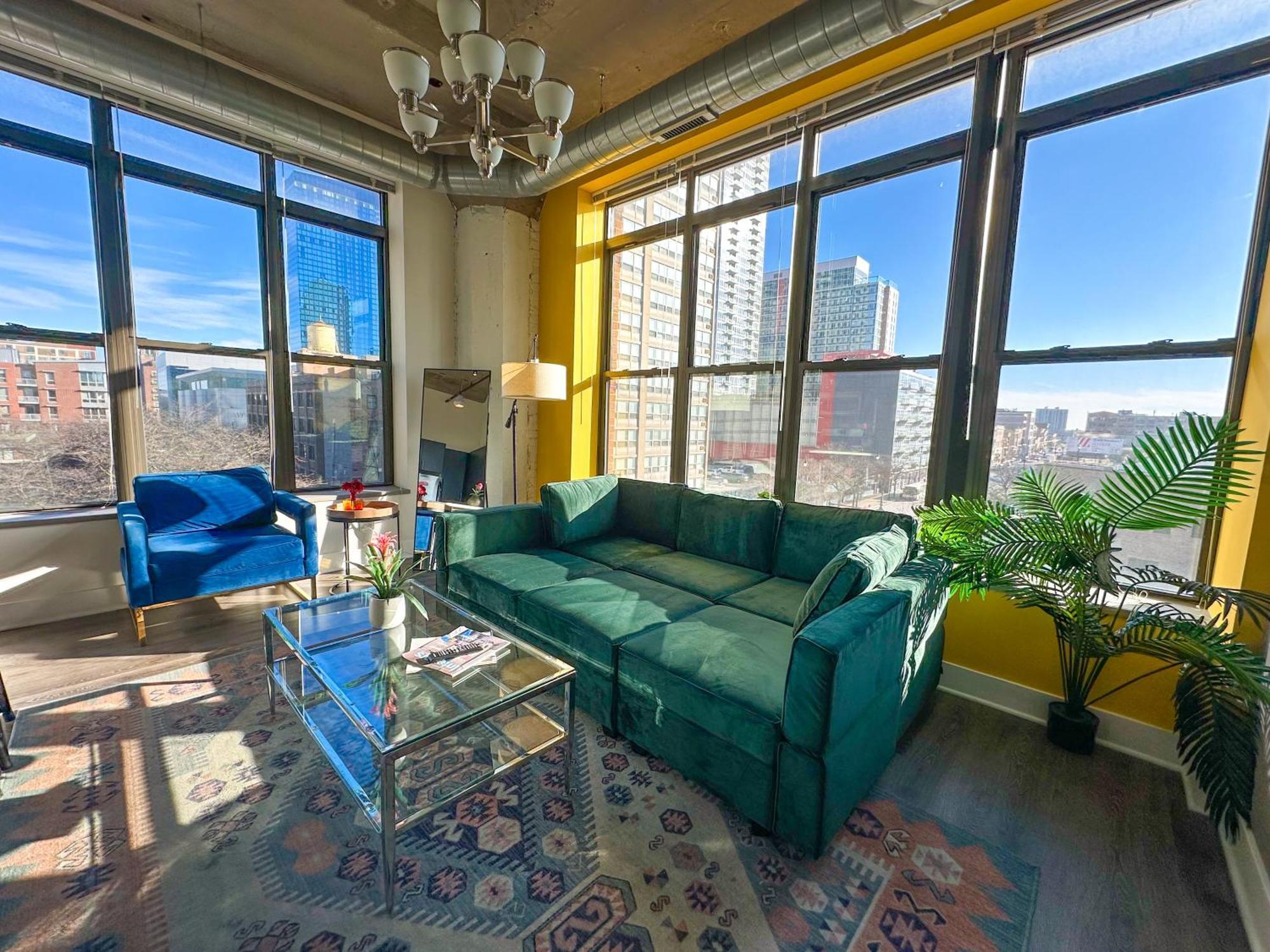 Bright 2br Luxury Corner With Optional Parking Sleeps 6 Guests Near Mccormick Place And Soldier Field * Chicago