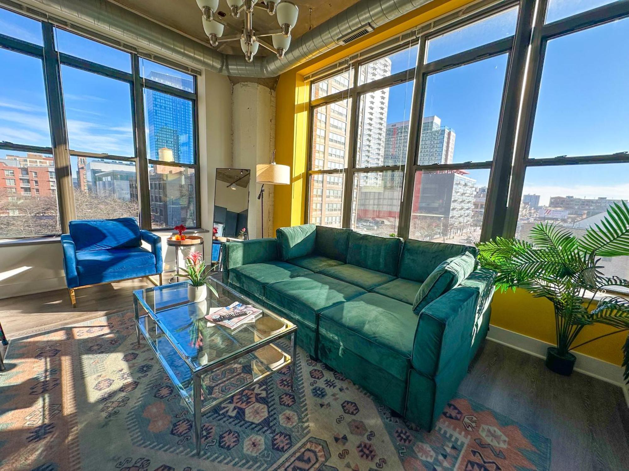 Bright 2br Luxury Corner With Optional Parking Sleeps 6 Guests Near Mccormick Place And Soldier Field Apartment *