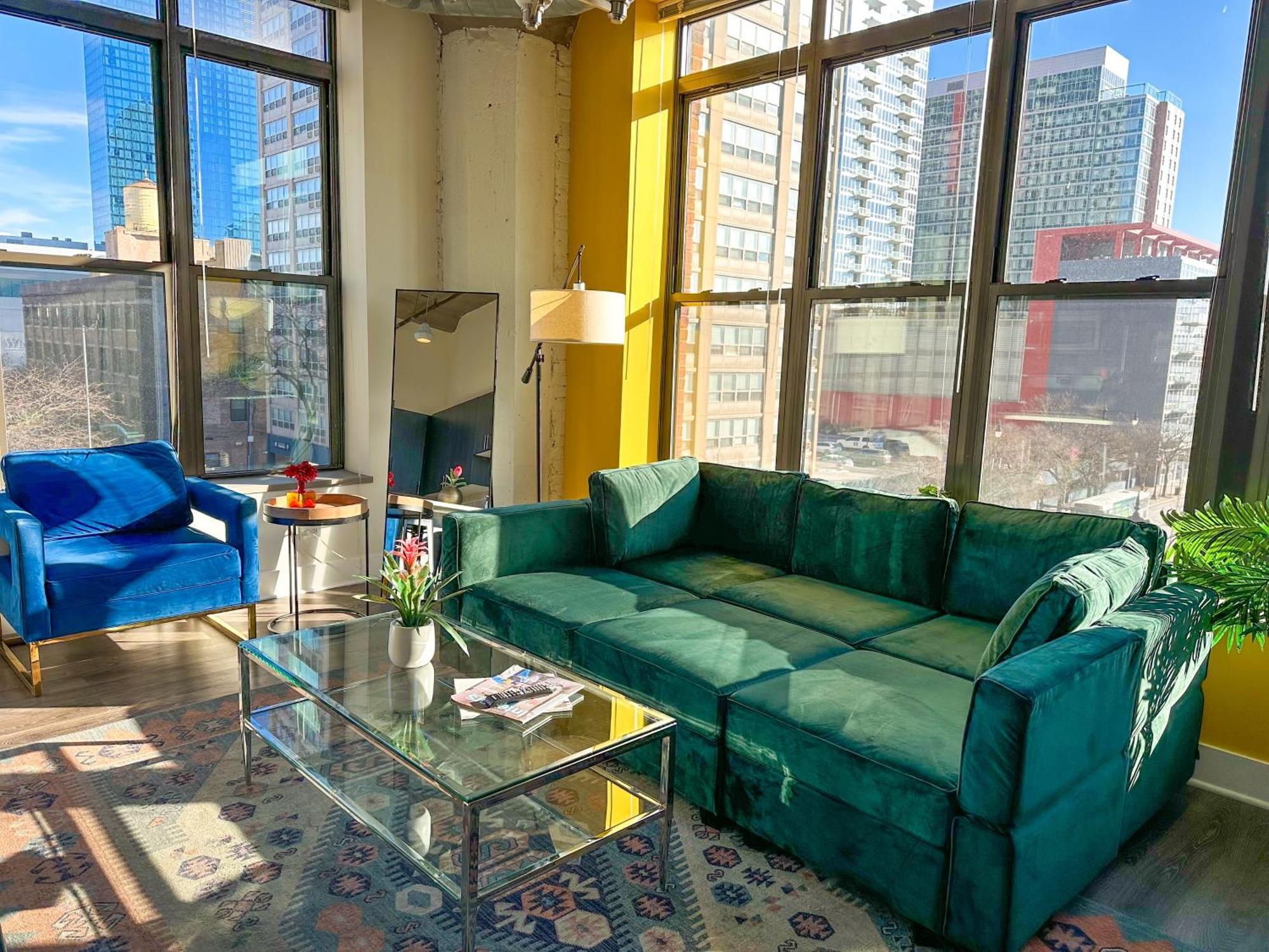 Apartment Bright 2br Luxury Corner With Optional Parking Sleeps 6 Guests Near Mccormick Place And Soldier Field *