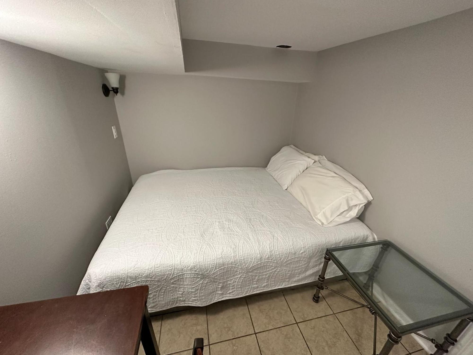 Close To Downtown - Free Parking Homestay