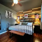 The Banksy-Free Parking -4 Bedroom W King Bed- Firepit Rooftop Near United Center