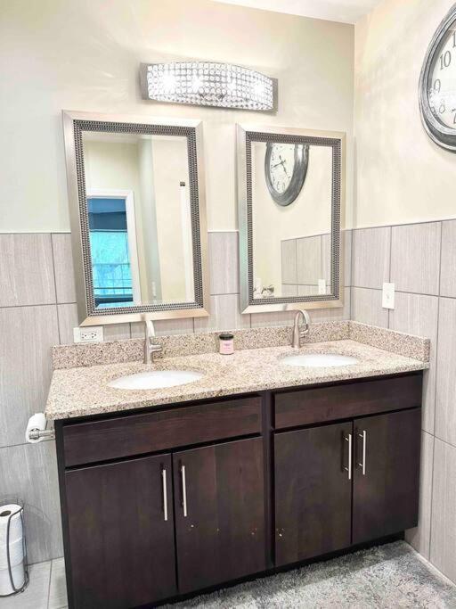 Beautifully Renovated House 10 Mins From Downtown Casa de férias *