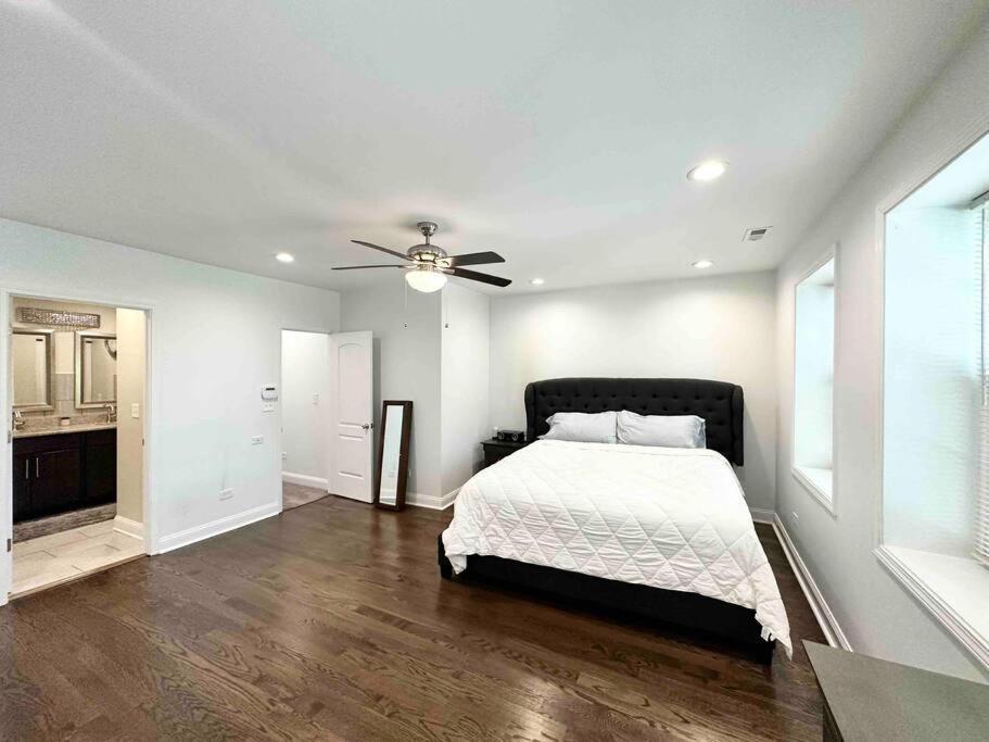 Casa de férias Beautifully Renovated House 10 Mins From Downtown *