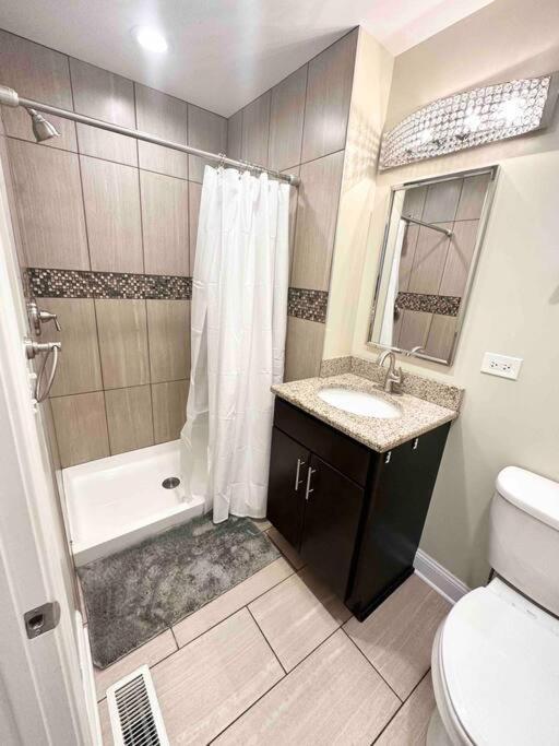 Casa de férias Beautifully Renovated House 10 Mins From Downtown
