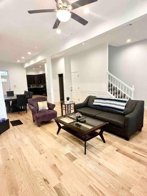 Casa de férias Beautifully Renovated House 10 Mins From Downtown *