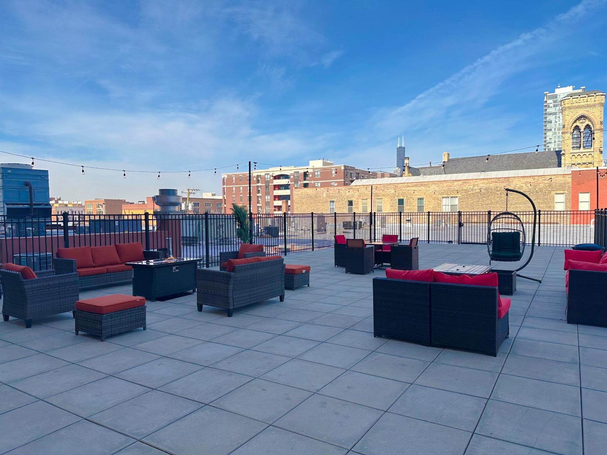 Modern And Bright 2br On Michigan Ave With Optional Parking And Gym Access Near Soldier Field & Grant Park Apartment Chicago