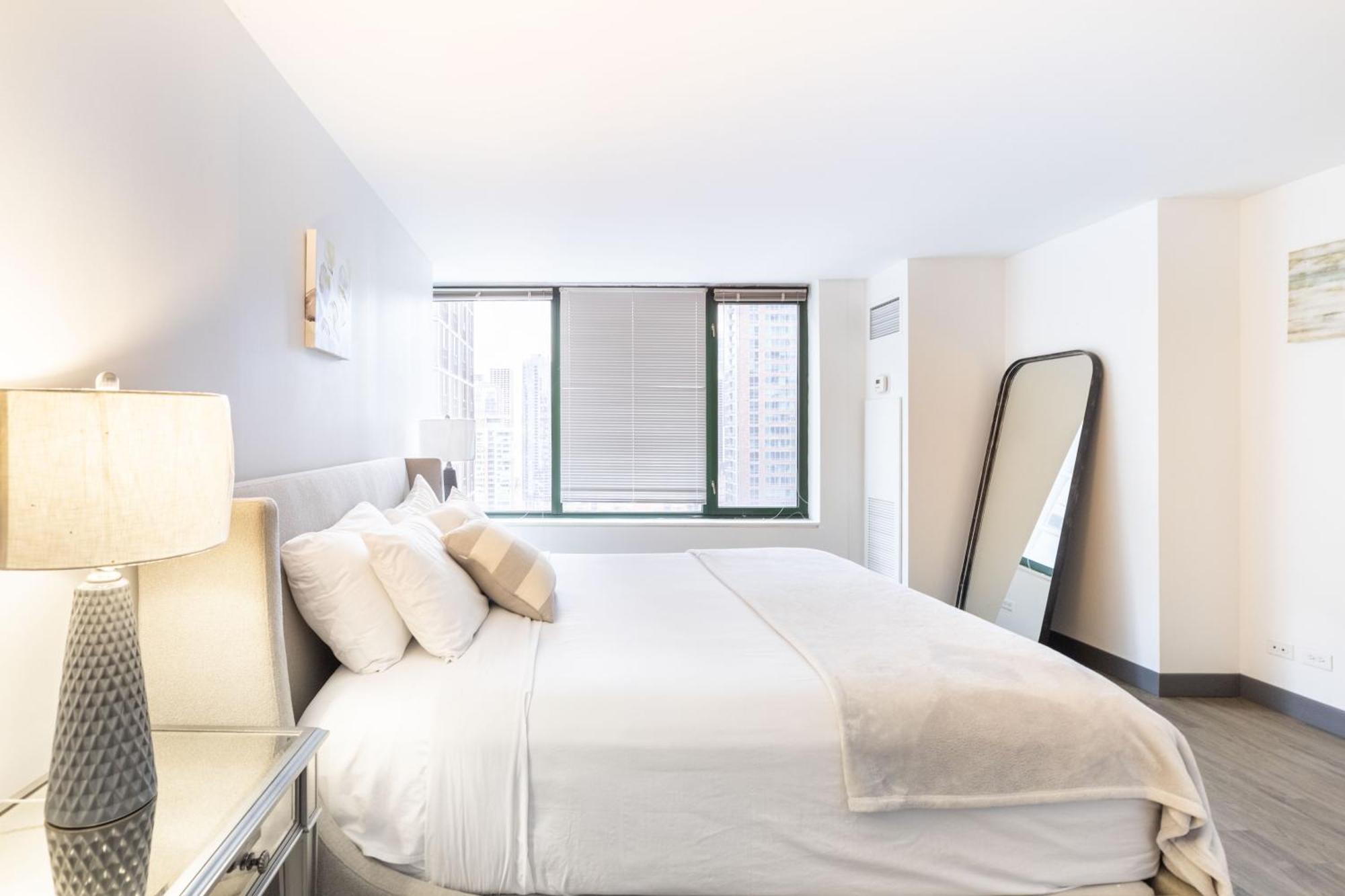 Envitae 3br Luxury Corner Loft With Navy Pier Views *