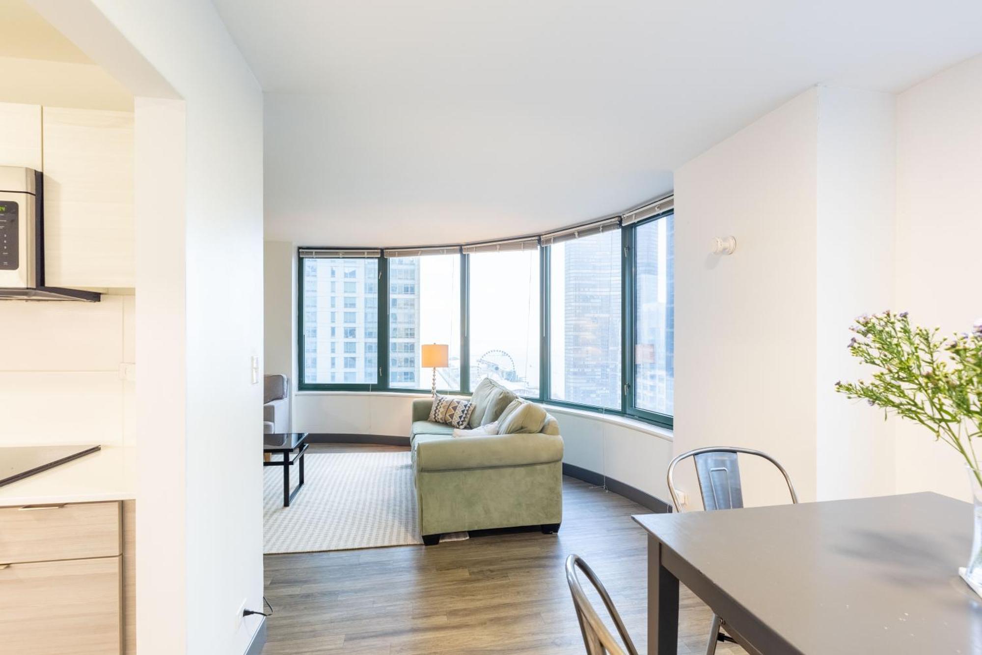 Envitae 3br Luxury Corner Loft With Navy Pier Views Apartment