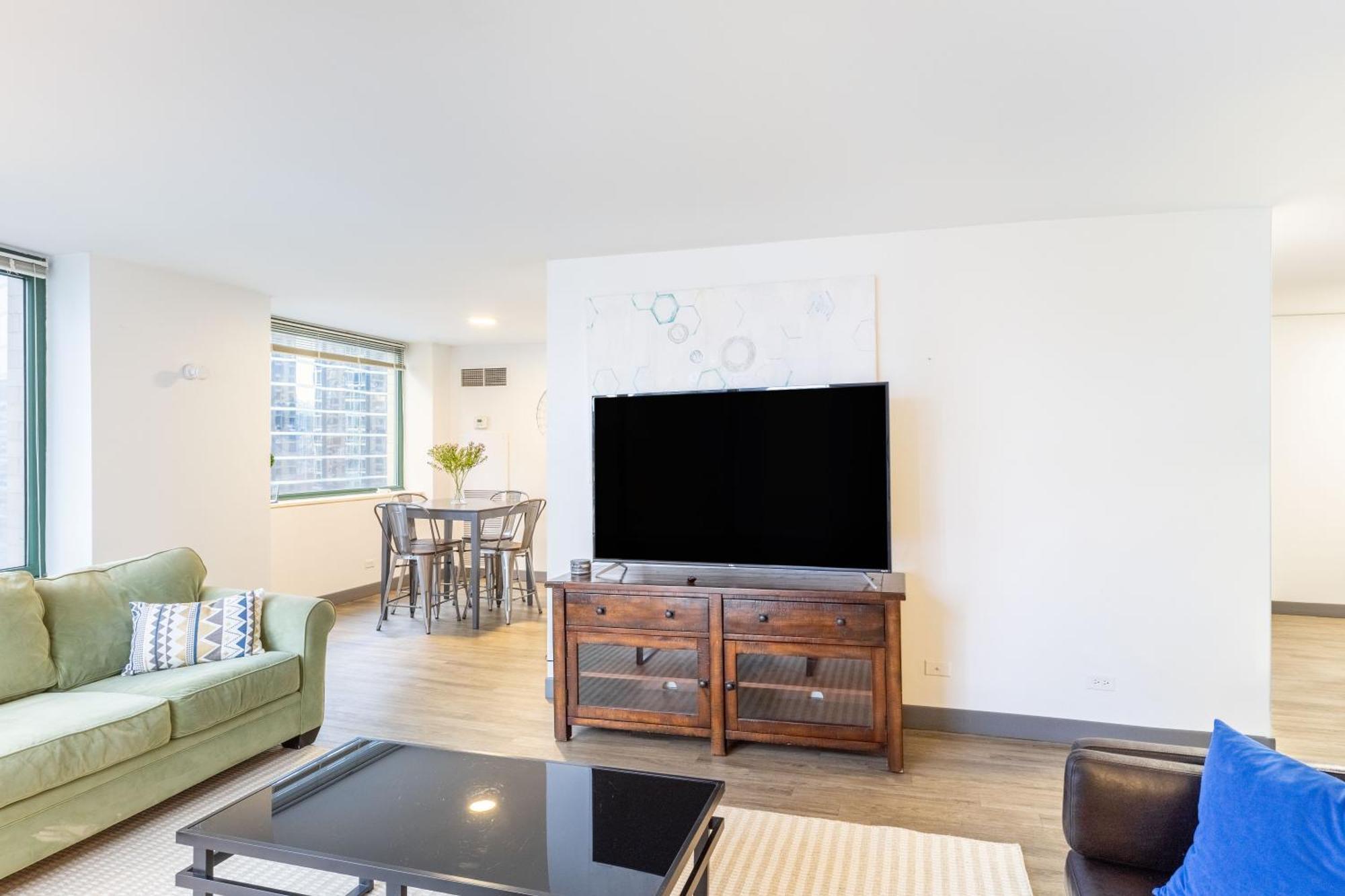 Envitae 3br Luxury Corner Loft With Navy Pier Views Apartment