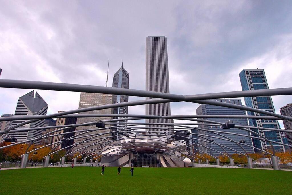 Apartment Views And Convenient 3br For Group Of 8 Guests Near Mccormick, Shedd Aquarium, Museum Campus & Navy Pier