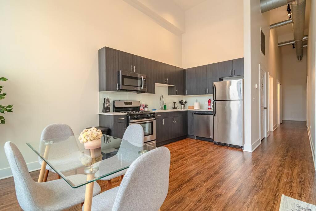 Apartment Views And Convenient 3br For Group Of 8 Guests Near Mccormick, Shedd Aquarium, Museum Campus & Navy Pier Chicago