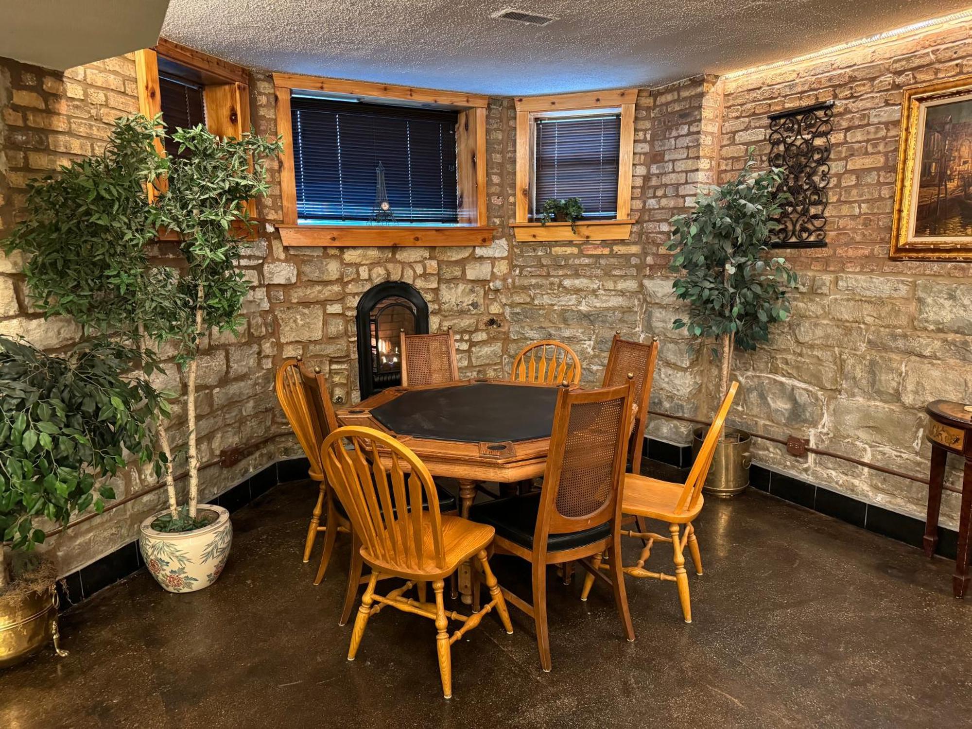 Apartment Inspiring Grotto Sleeps 10-20 Free Tv & Parking Chicago