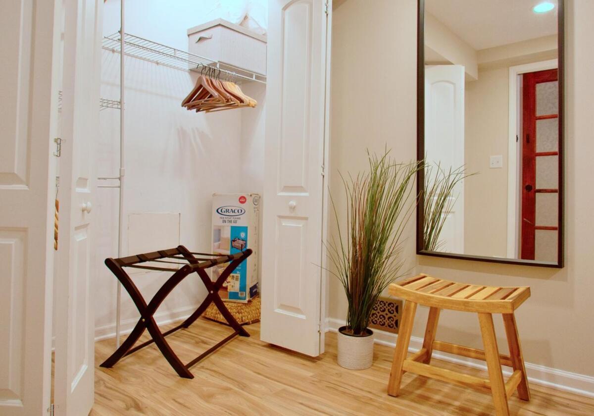Apartment The Banksy-free Parking -4 Bedroom W King Bed- Firepit Rooftop Near United Center Chicago
