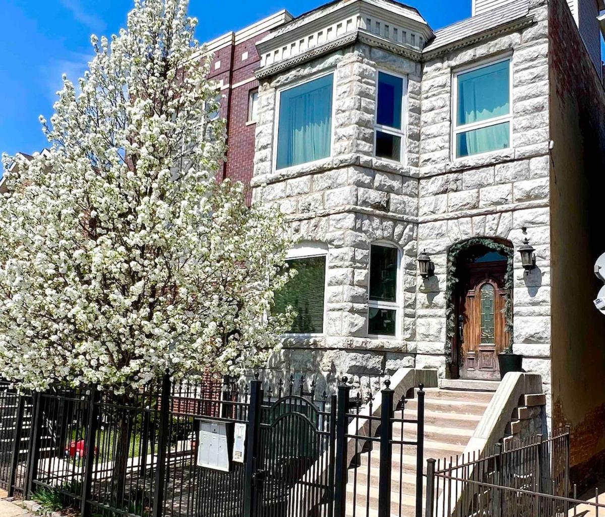 Apartment The Banksy-free Parking -4 Bedroom W King Bed- Firepit Rooftop Near United Center Chicago