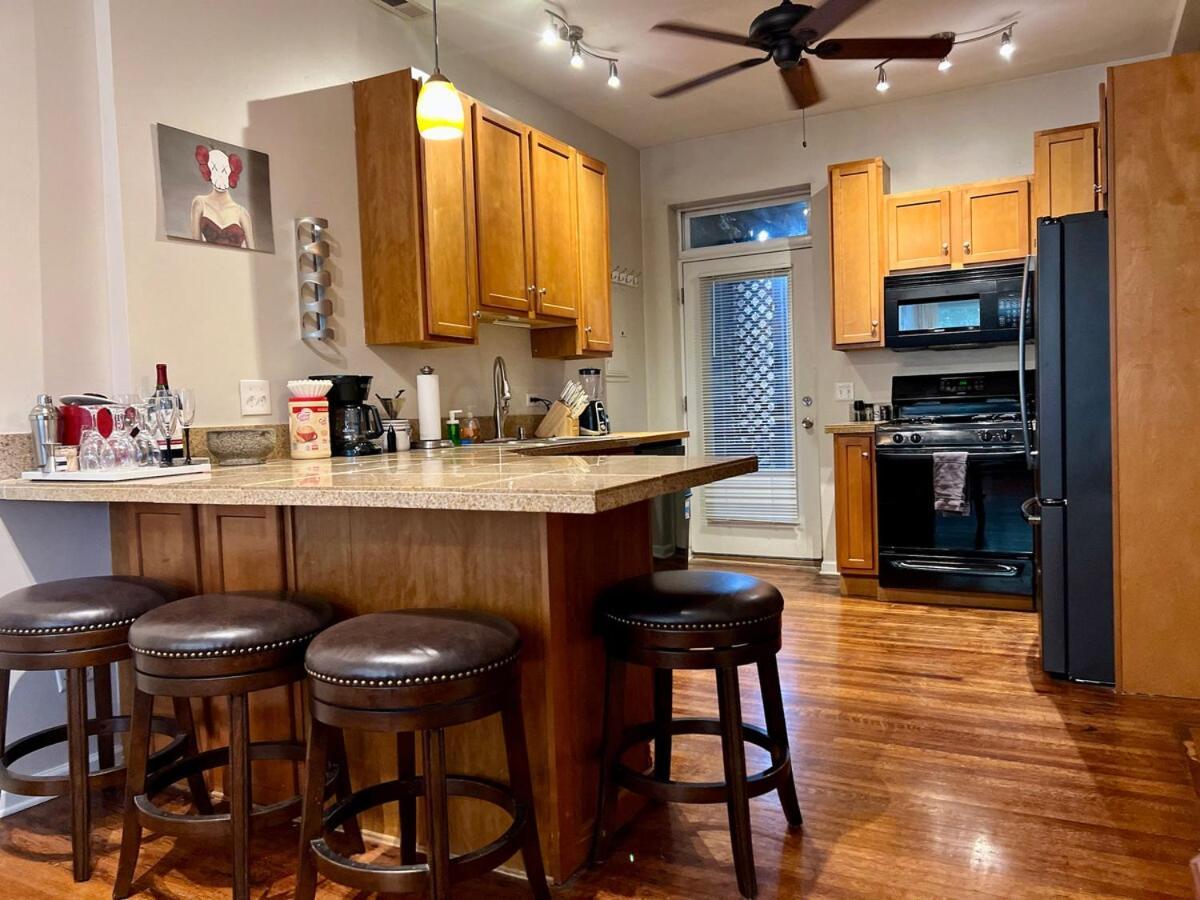 The Banksy-free Parking -4 Bedroom W King Bed- Firepit Rooftop Near United Center * Chicago