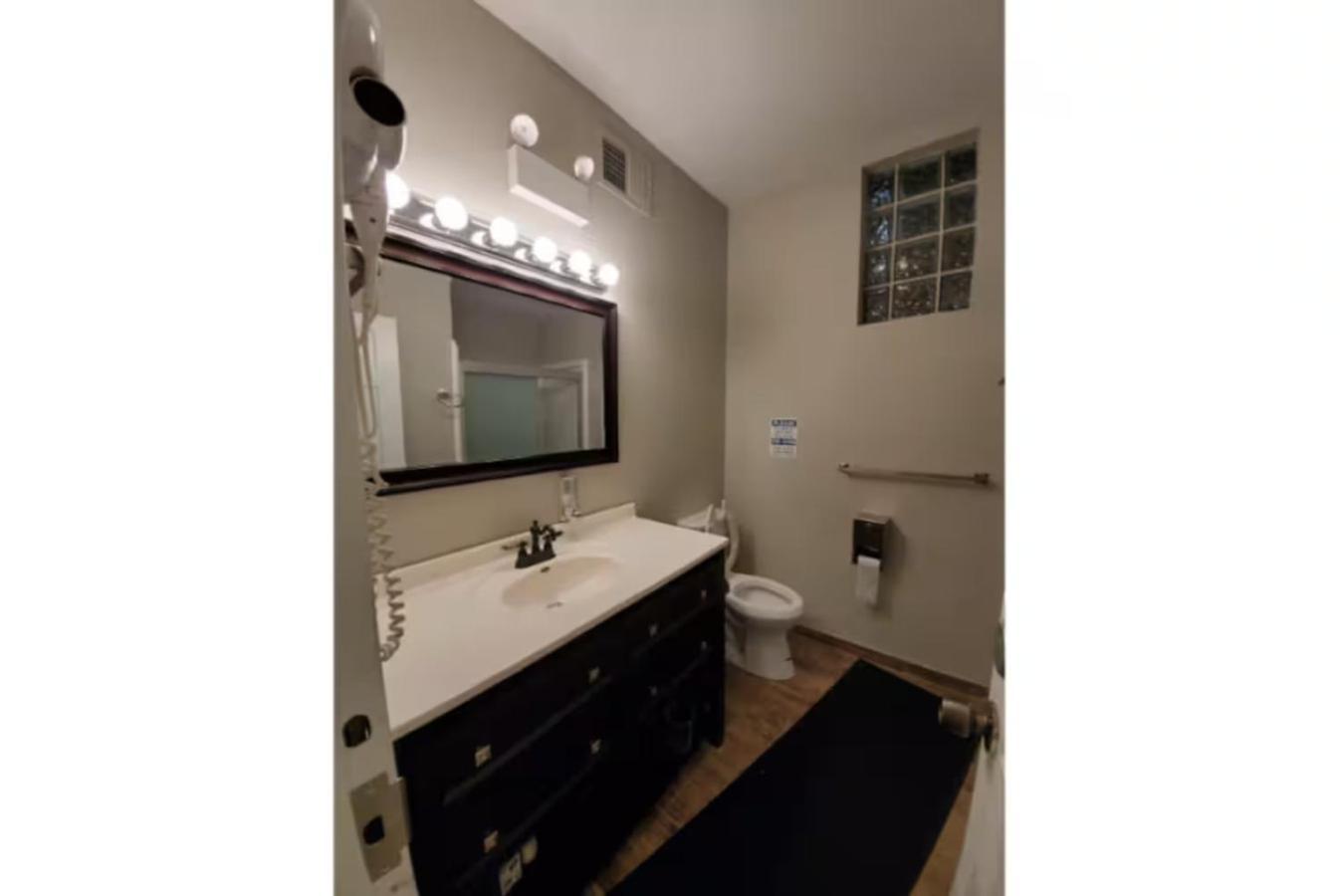Traveler Favorite, Private Near Attractions Hotel