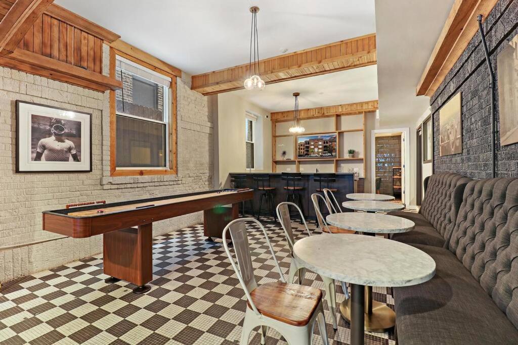 & Comfy Close To Shops & Dining - Montrose 210 & 212 Apartment Chicago