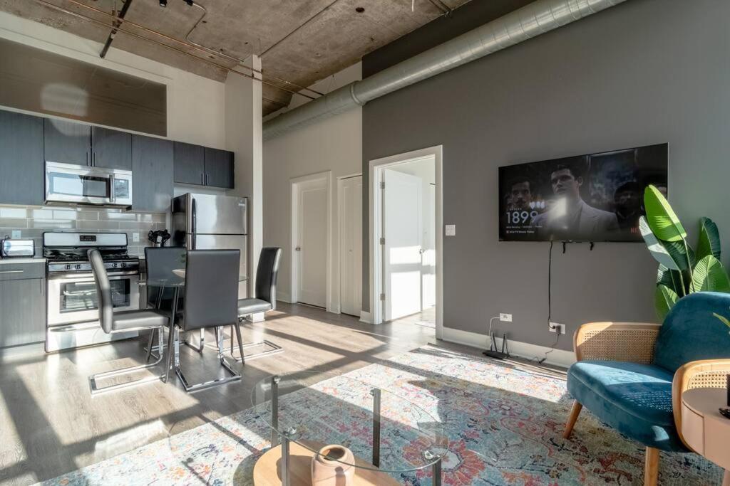 Mccormick Place Beautiful 2br With Optional Parking Sleeps Up To 8 Near Soldier Field, Grant Park And Lakefront Trail Apartment *